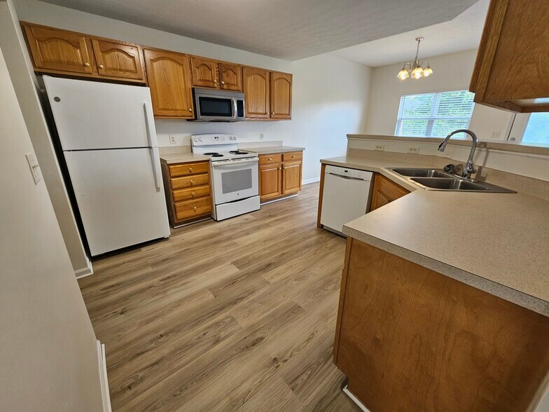 Kitchen - 138 Wagnalls Ct