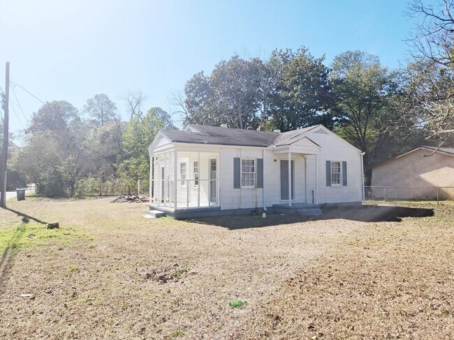 Building Photo - 1200 W Lincoln Ave