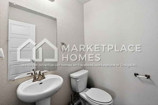 Building Photo - 904 SW Loudon Dr