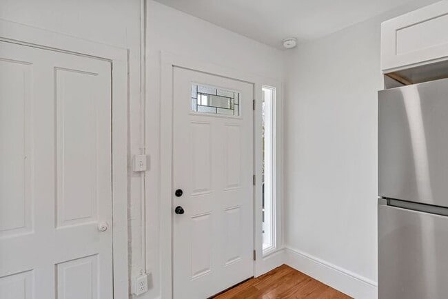 Building Photo - Renovated 2 Bedroom in Downtown Victorian Complex