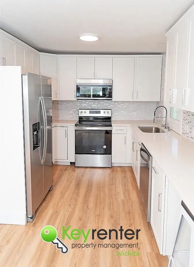 Building Photo - NOVEMBER FREE RENT!! Spacious 4-Bedroom / ...