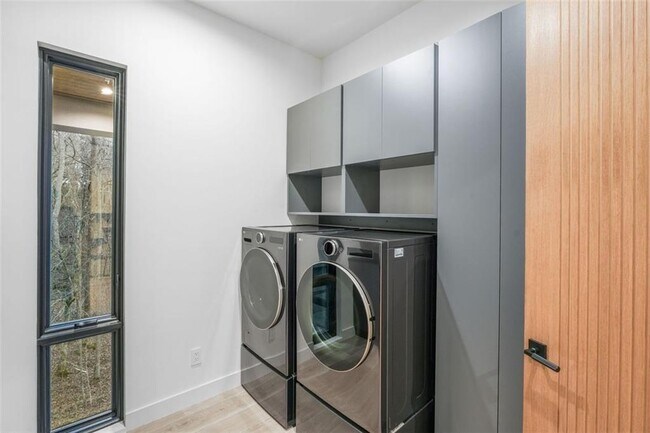 Building Photo - 1736 Cox Rd