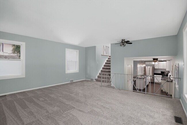 Building Photo - Spacious Stunning 3 BR House in Mount Prospect W/ Office/Playroom on Corner Lot