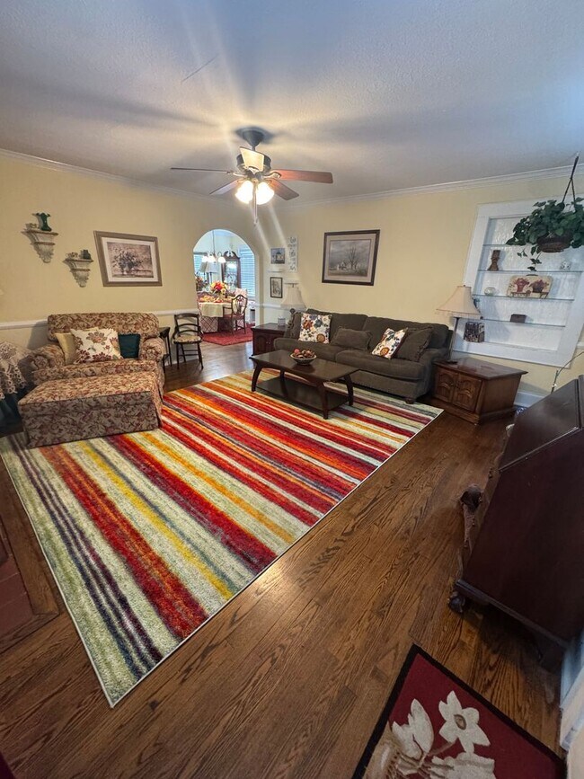 Building Photo - Knoxville 37917 - 2 bedroom, 1 bath - call Lisa Vineyard 865-216-9334