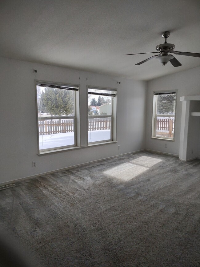 Building Photo - 951 Bonneville St
