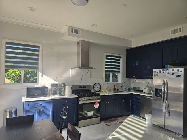 Building Photo - Fully Furnished 2 Bed, 2 Bath Townhome – 5...