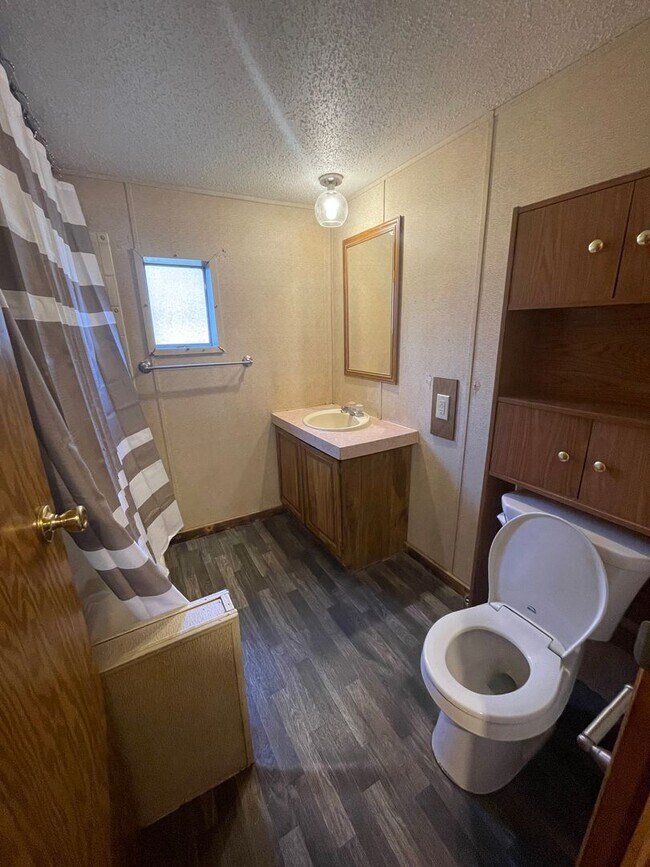 Building Photo - 3 Bedroom/ 2 Bath