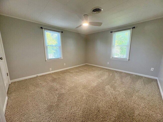 Building Photo - 4 Bedroom 2 Bathroom in Harrisburg!