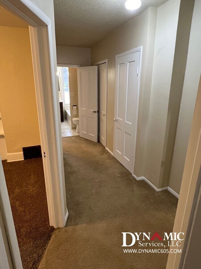 Building Photo - 813-815 S Summit Ave