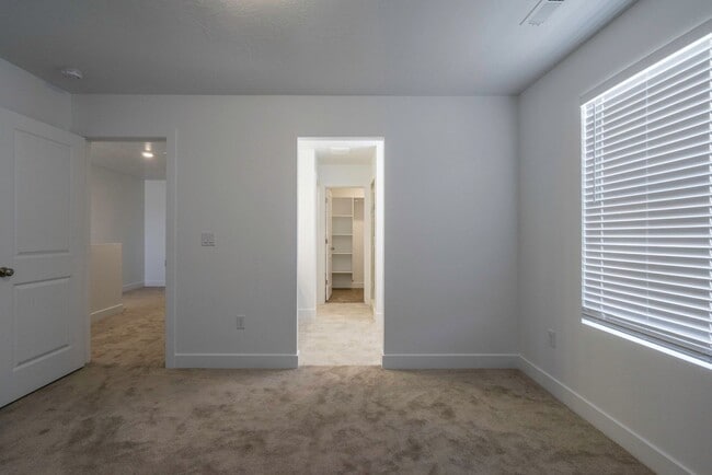 Building Photo - Well Maintained, 3 Bedroom and 2.5 Bathroo...