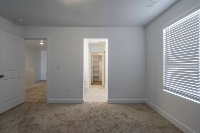 Building Photo - Well Maintained, 3 Bedroom and 2.5 Bathroom Townhome in Desert Color! Internet Included!