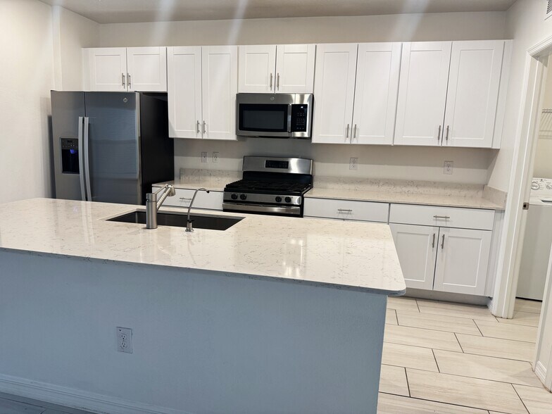 Building Photo - 2505 Leonia Ln