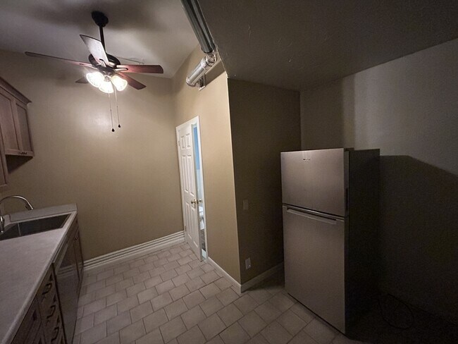 Building Photo - 628 S Rose St