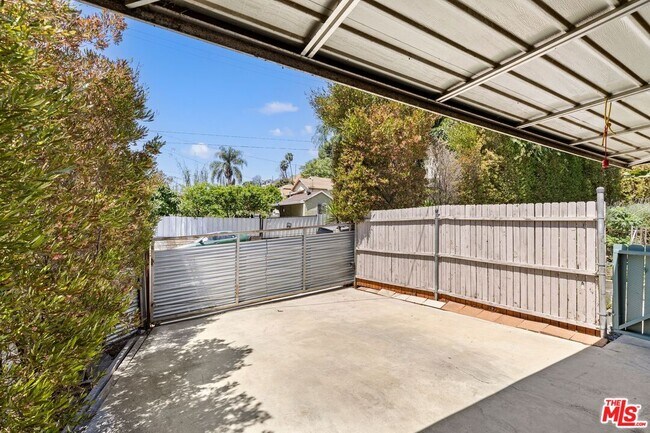 Building Photo - 2320 Belleglade Ave