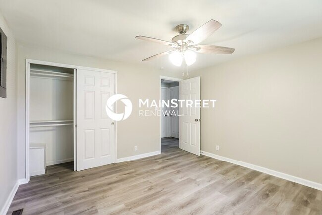Building Photo - 3 Bedroom Pet-Friendly Home in Overland Park, KS with Main Street Renewal