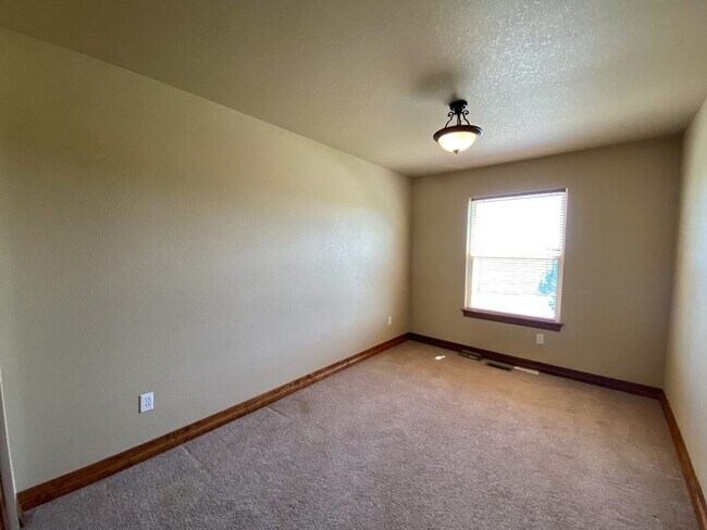Building Photo - Spacious 4 bed 3.5 Bath in Maple Hill!