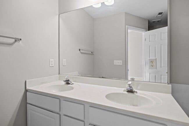 Building Photo - Spacious 3 Story Townhome Located in the Heart Raleigh! Available Now!