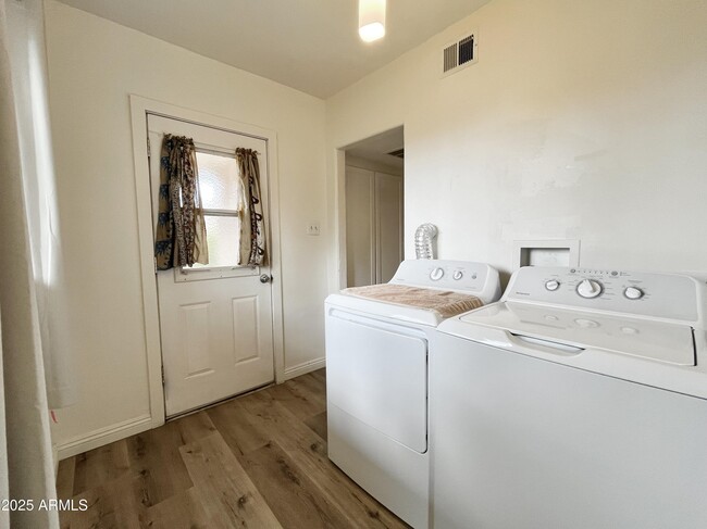 Building Photo - 4635 N 11th Pl