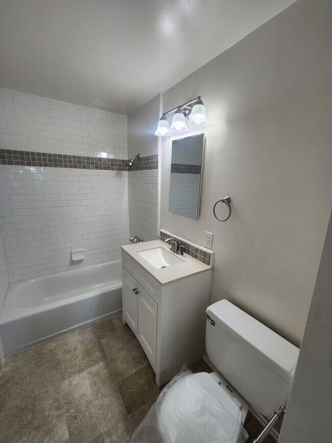 Building Photo - Beautiful 3B/1.5Bath Home in Gardena: $3,7...