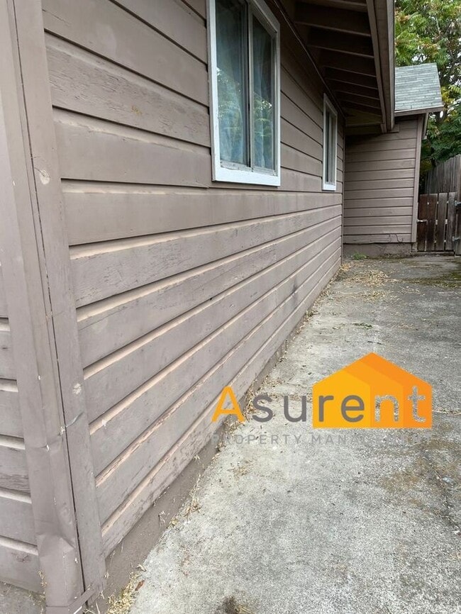 Building Photo - Great 1 Bed 1 Bath Available Soon!