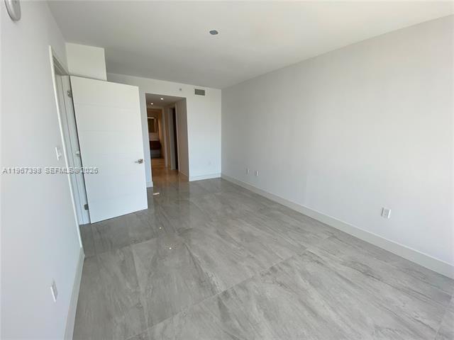 Building Photo - 9521 E Bay Harbor Dr