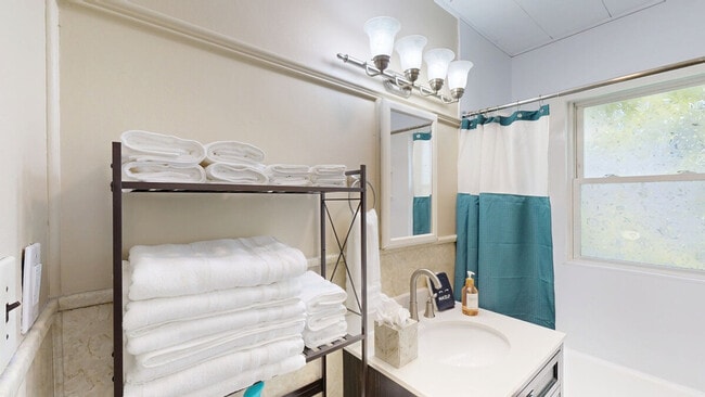 Building Photo - 128 1/2 Elm Street-SI ID1380181P