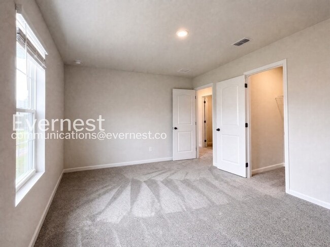 Building Photo - 4 Bed/3 Bath Home with Fenced Yard / Pet-Friendly / Available Now!