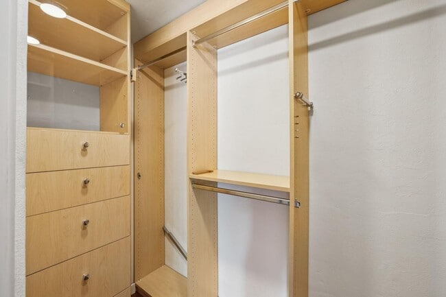 Building Photo - Mediterranean Beauty in Crescent Park – 5B...