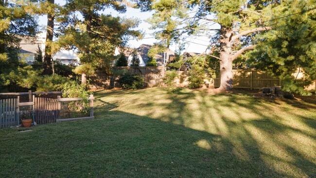 Building Photo - **ADORABLE DUBLEX IN BELLE MEADE WITH AMAZING YARD SURROUNDED BY MULTI-MILLION DOLLAR HOMES**