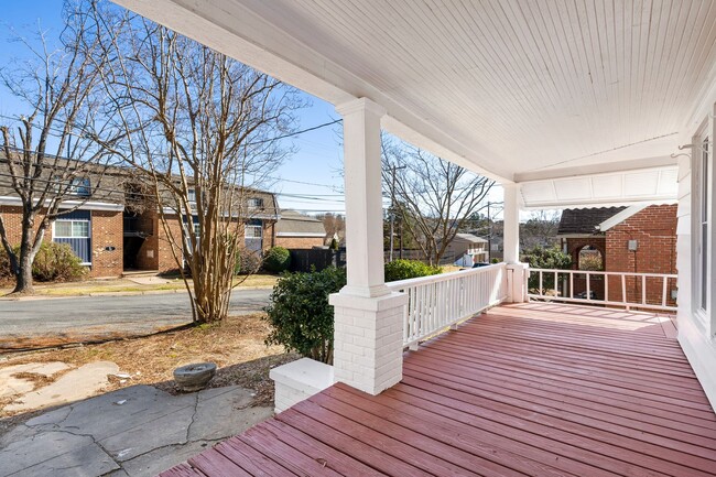 Building Photo - Newly remolded 3 BR with Hardwood Floors