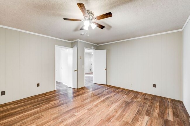 Building Photo - Colfax - Charming house with new flooring,...