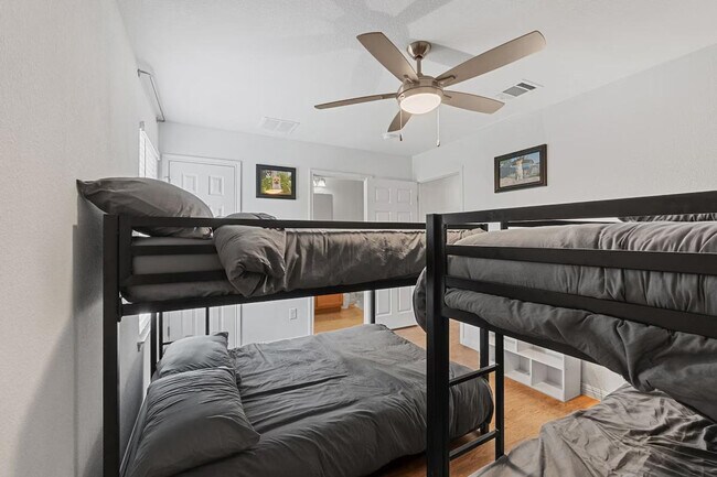 Building Photo - 404 Sloan St