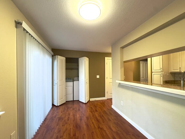 Building Photo - 412 Center Rd