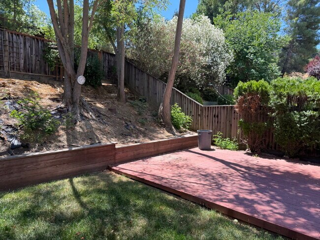 Building Photo - Well Kept 3 Bedroom, 2.5 Bath Home in High...
