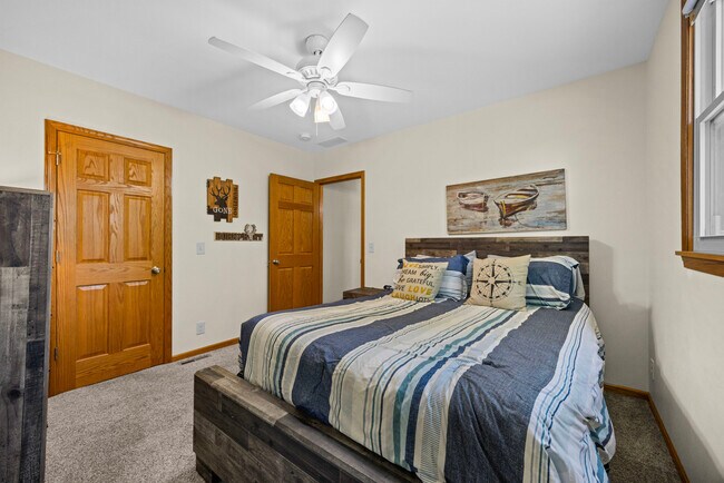 Building Photo - 15414 N River Beach Dr