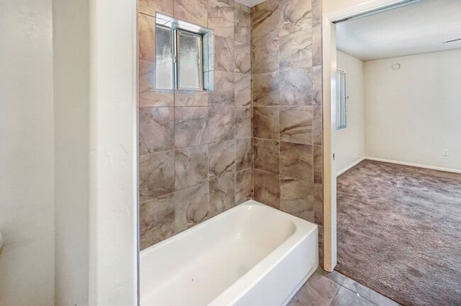 Building Photo - Spacious 3 Bed, 2 Bath Home Near UofA - Perfect Tucson Living!