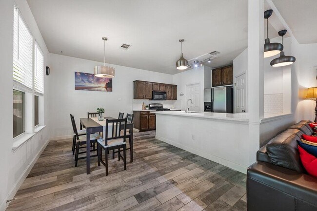 Building Photo - 13400 Rossello Dr