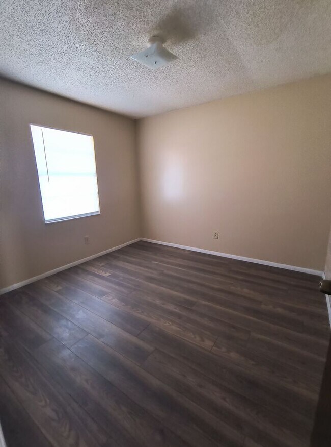 Building Photo - Spacious 3-Bedroom 2 Bathroom Apartment for Rent!