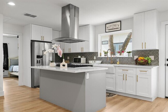 Building Photo - 8516 Contour Dr