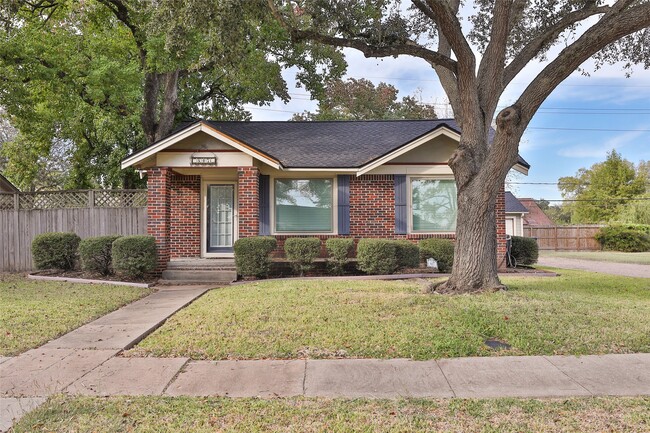 Building Photo - 607 Lakeview Dr