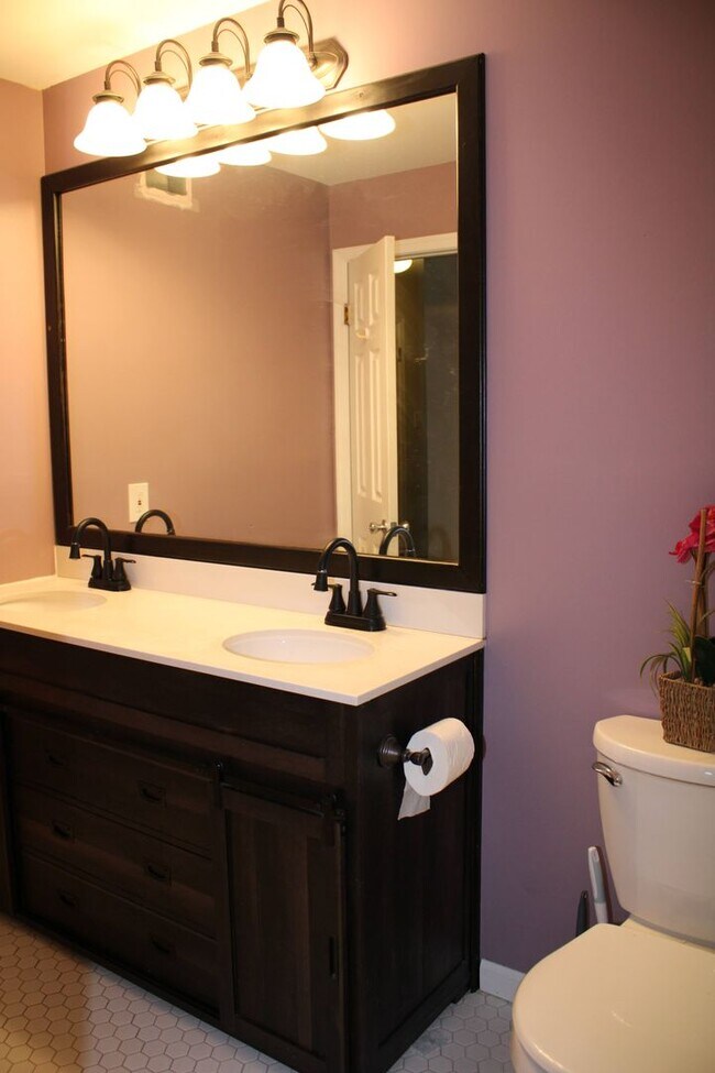 Building Photo - Charming 2 Bedroom/1 Bathroom Condo in Halethorpe, MD!