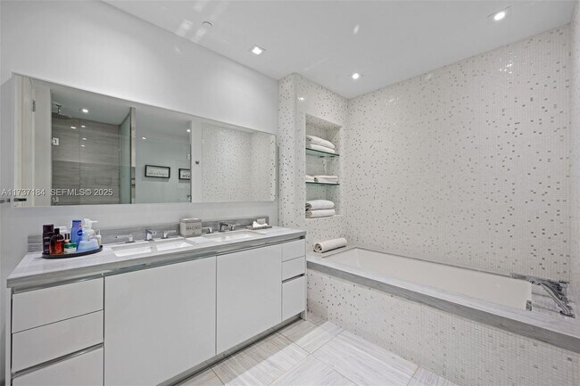 Building Photo - 16901 Collins Ave