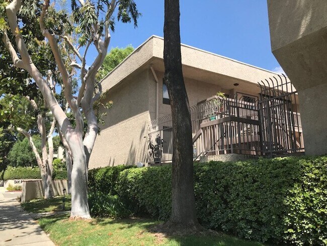 Building Photo - SHERMAN OAKS!!!: FANTASTIC 2 BEDROOM + 1 1...
