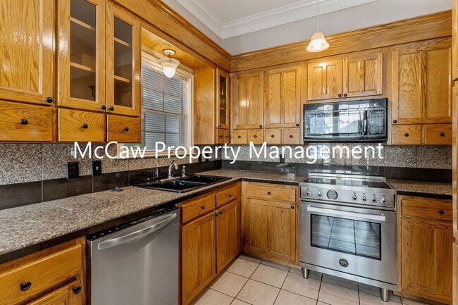 Building Photo - 302 W Spring St