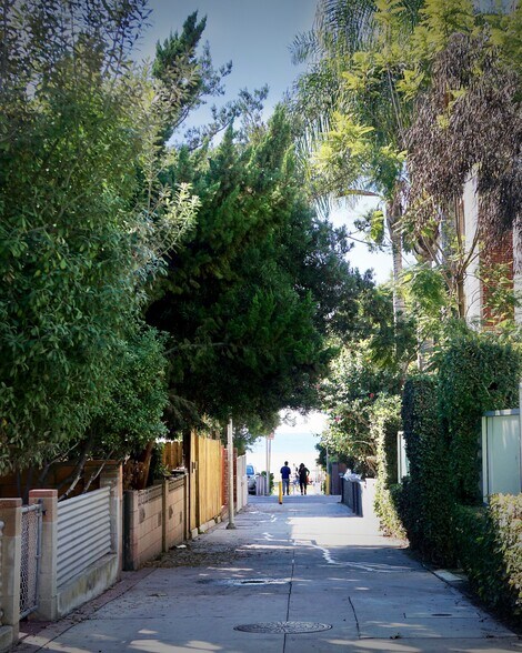 One block to the beach - 504 Pacific Ave