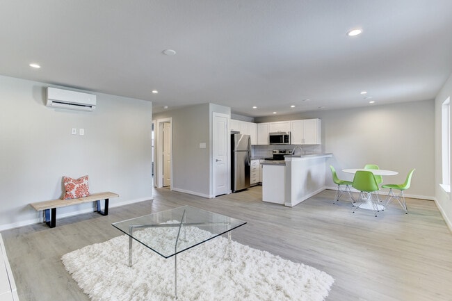 Primary Photo - Houston Heights Beverly Apartments