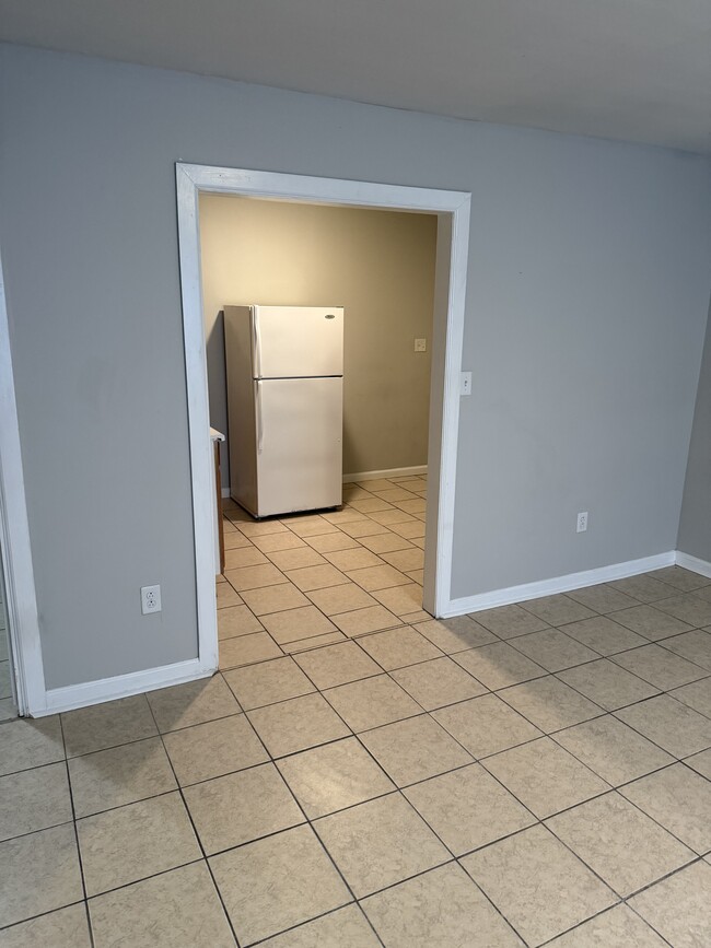 Building Photo - 31 Elm St