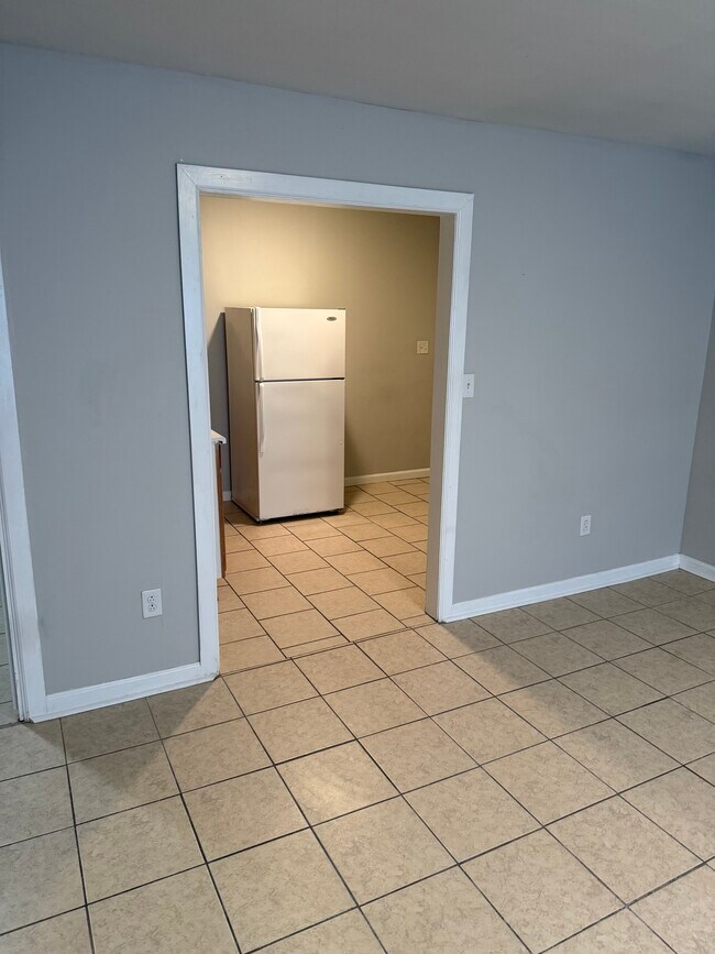 Building Photo - Elm Street