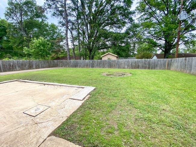 Building Photo - Large 3 bed, 2 bath home near Raines and I...
