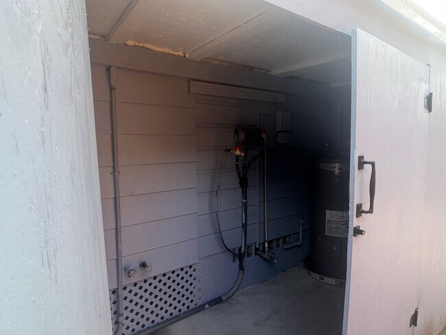 Storage Shed - 1483 Hamlet Ave